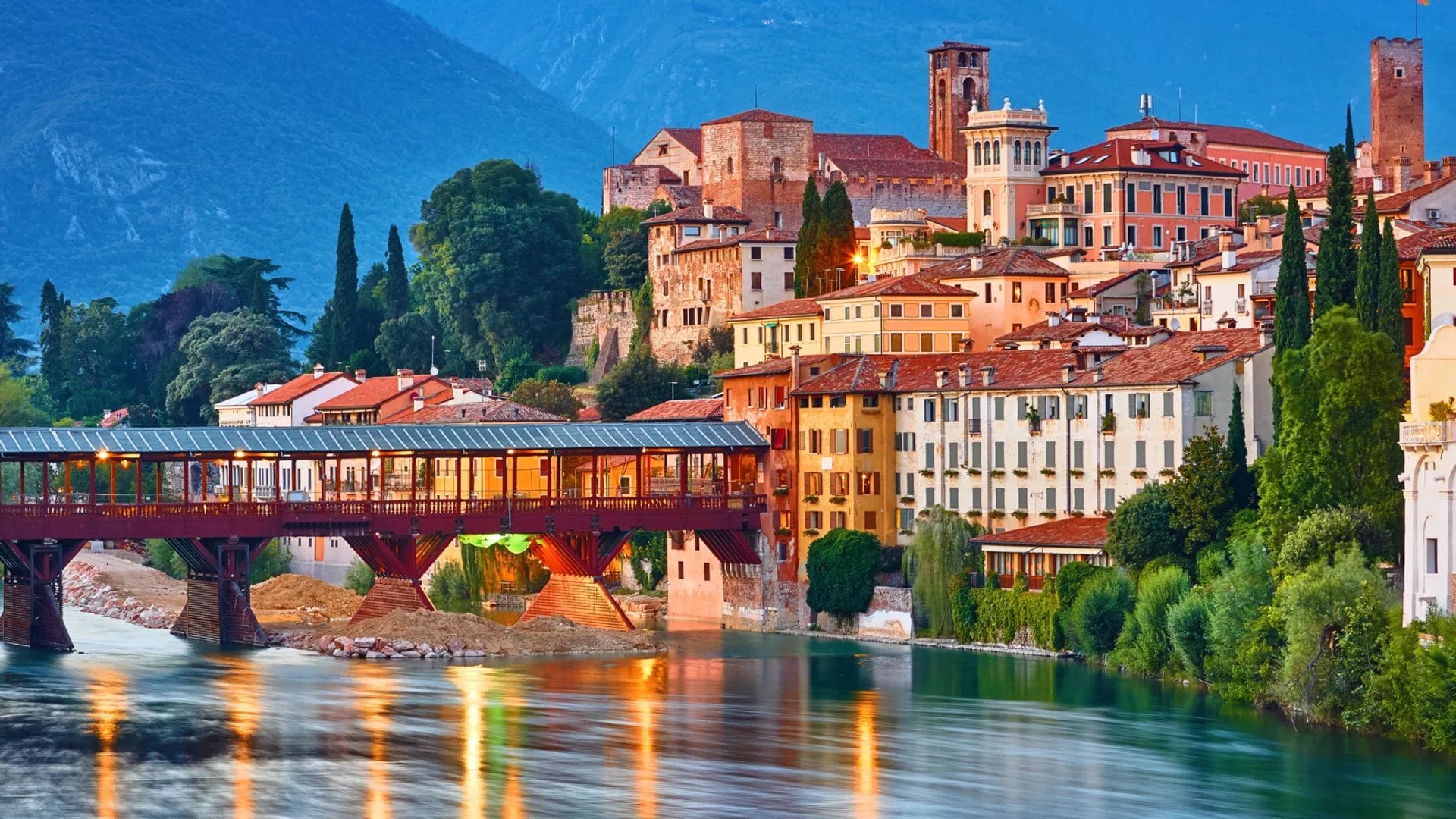 Vista panorámica de la bonita localidad de Bassano del Grappa en la región italiana del Véneto