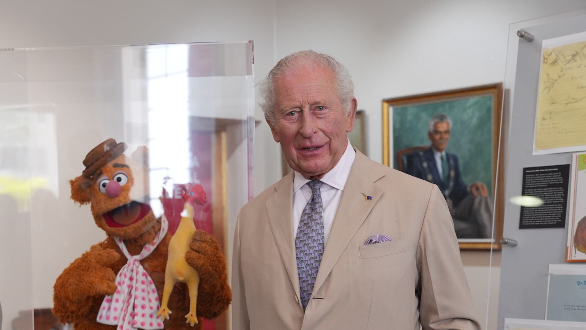 Carlos III posa con los 'Muppets' durante su viaje a Bermudas: "Lamento haber tardado tanto"