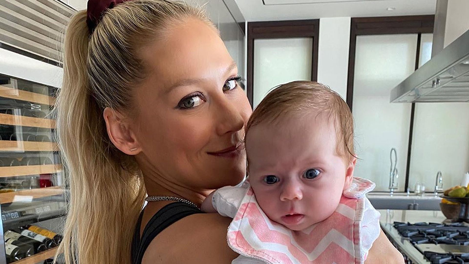 Anna Kournikova presume de su preciosa hija Mary, ¿a quién se parece?