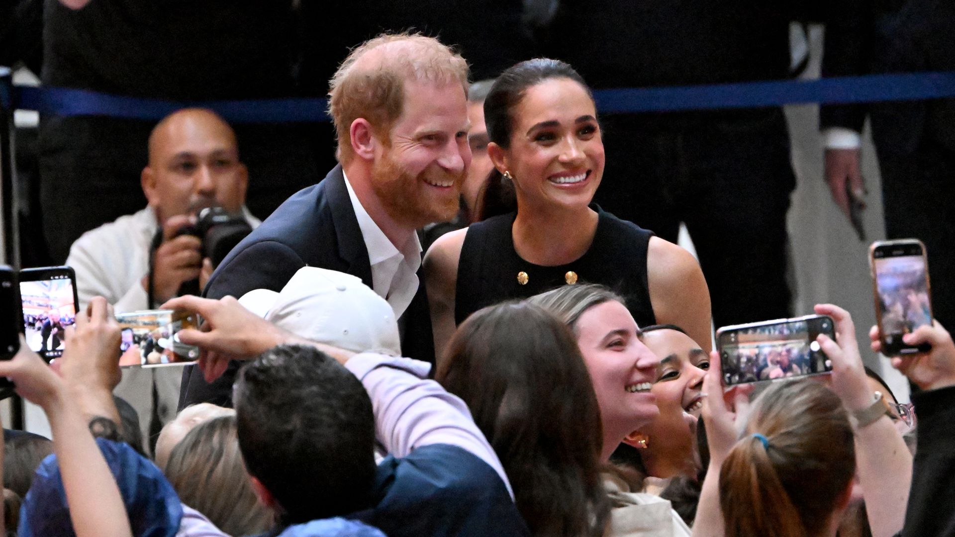 El príncipe Harry y Meghan Markle desatan la locura en Australia: las espectaculares imágenes de su llegada