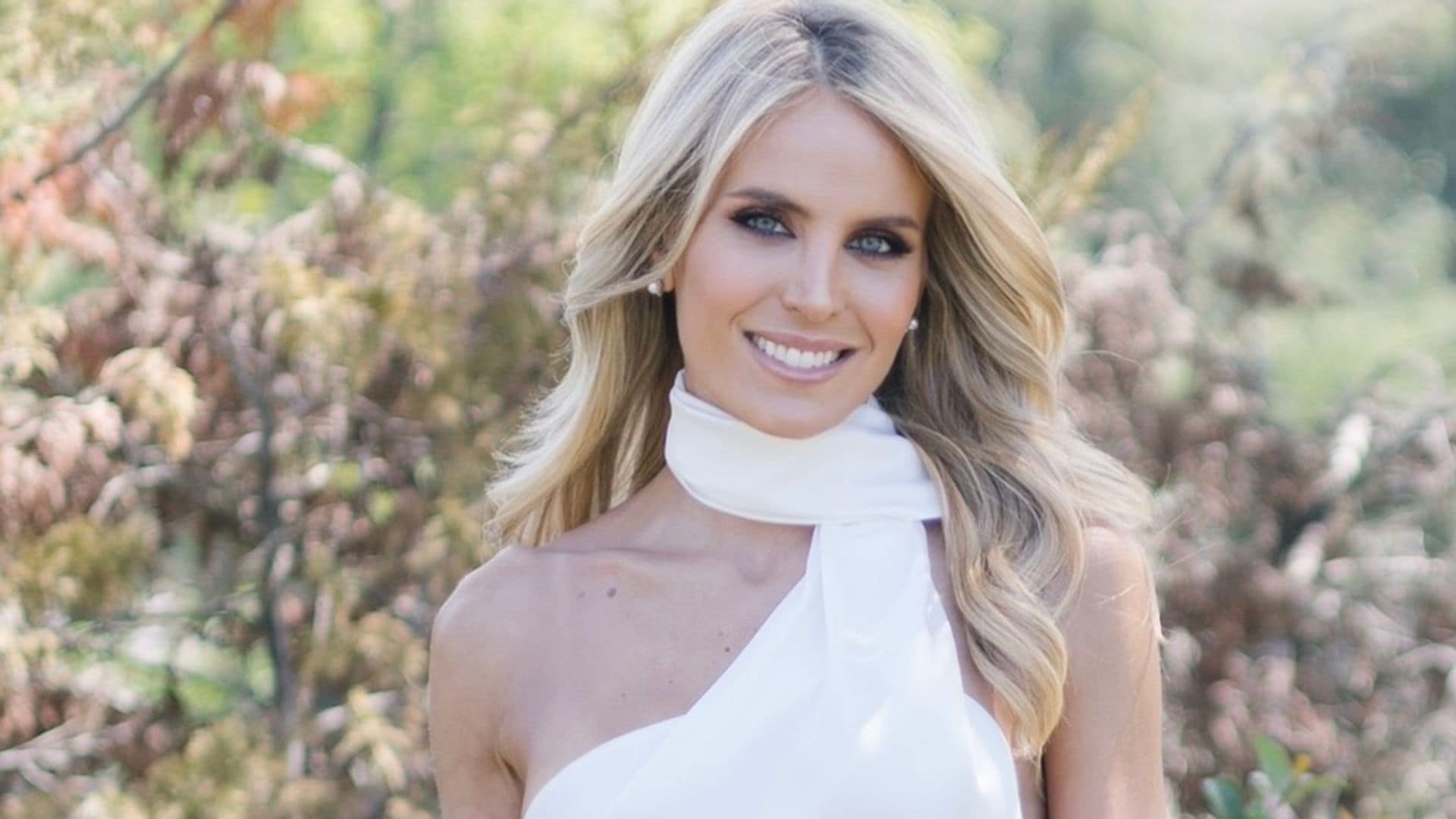 Angie Rigueiro se viste de novia antes de tiempo con un traje blanco a medida y fular