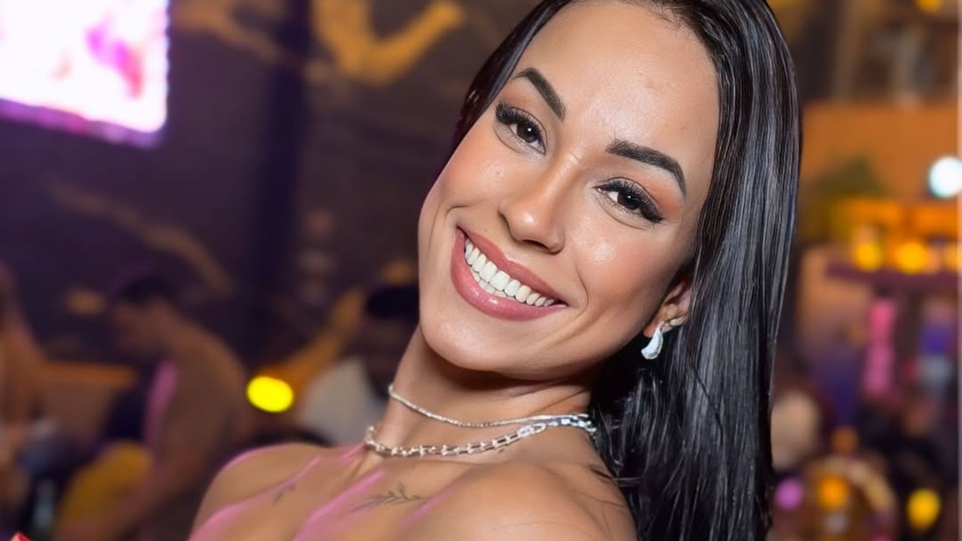 Doble tragedia en Brasil: la influencer Karla Thaynnara fallece en un accidente de moto y su padre se quita la vida horas después