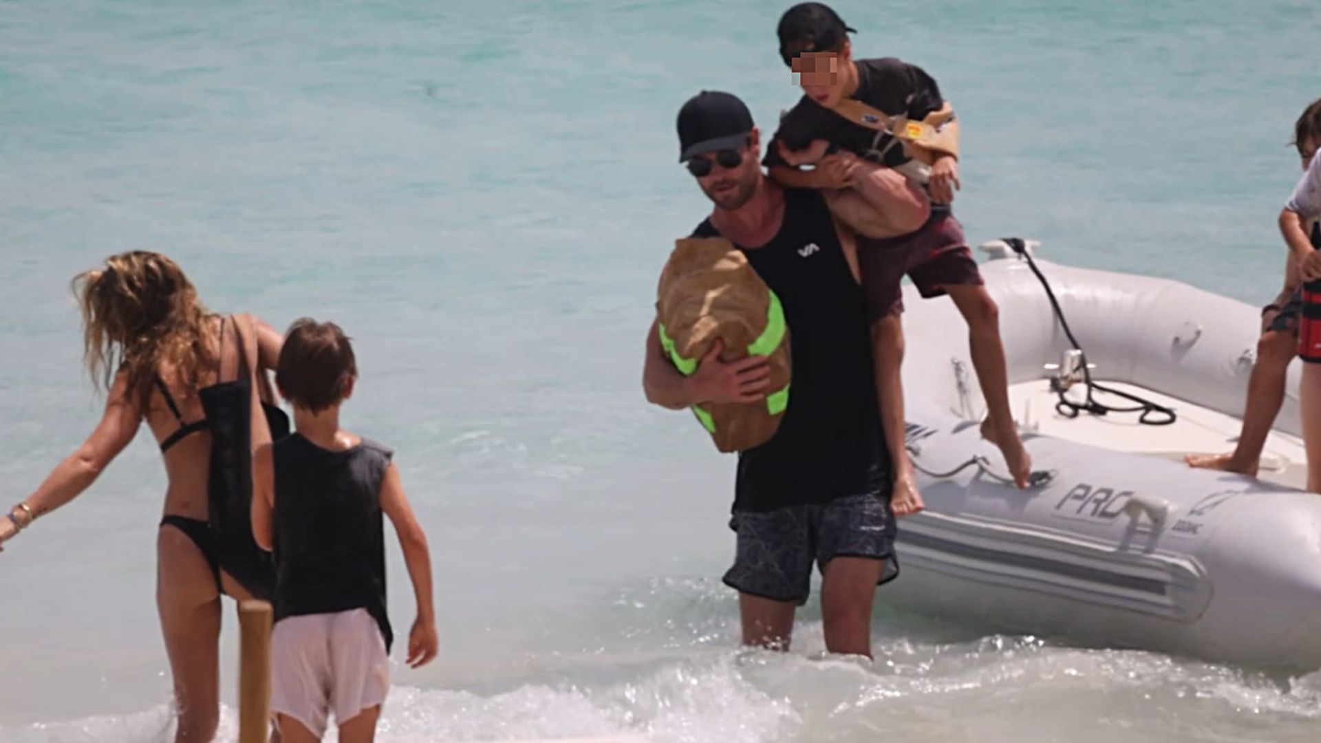 Chris Hemsworth demuestra la superfuerza de Thor para ayudar a sus hijos en las playas de Formentera