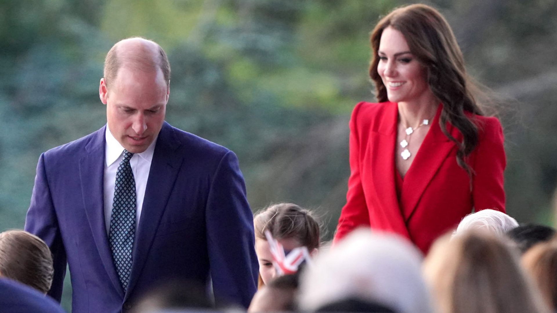 Kate Middleton actualiza el traje de invitada con un elegante diseño asimétrico en color rojo