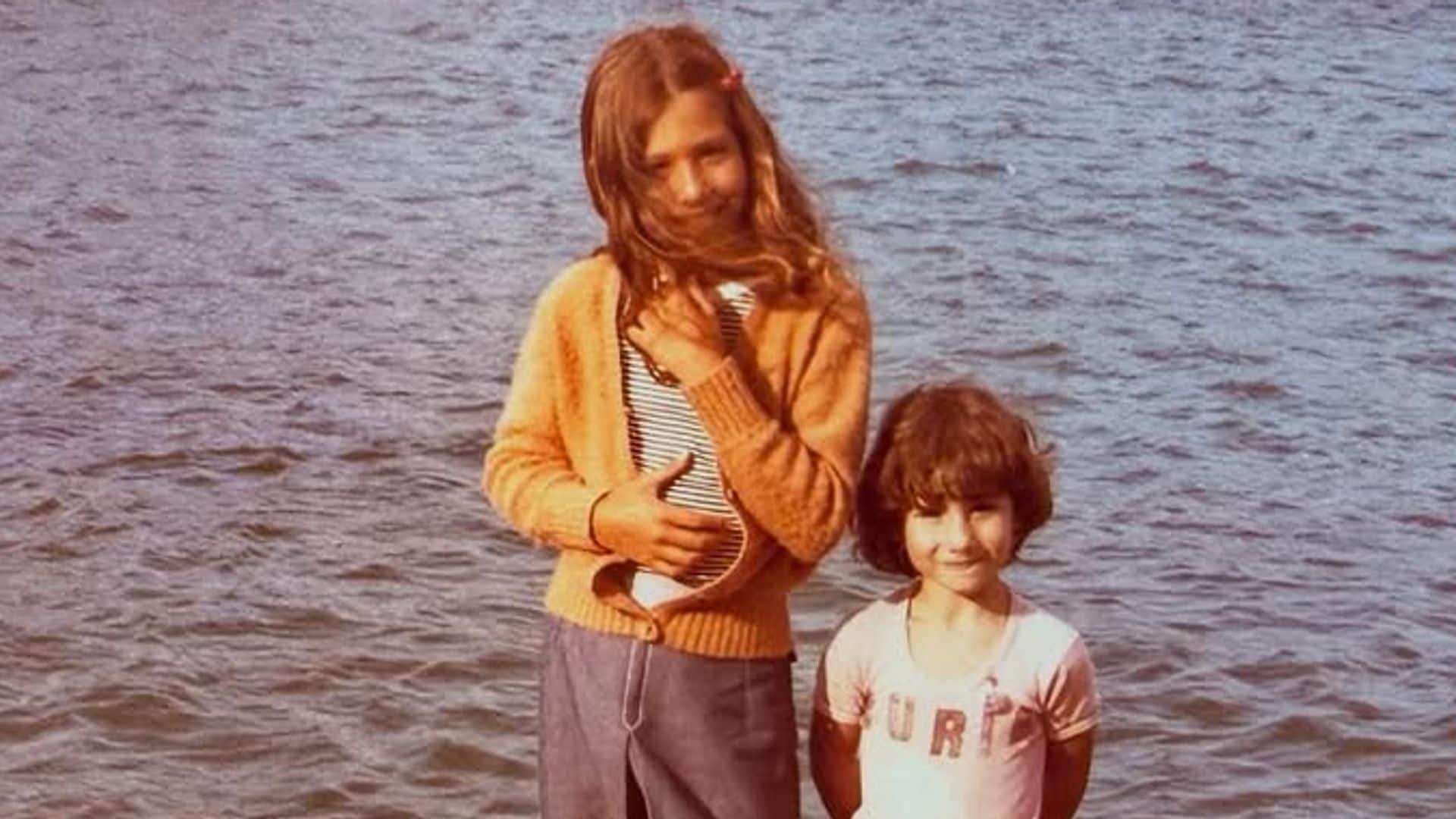 Nuria Roca y su hermana Ruth de niñas