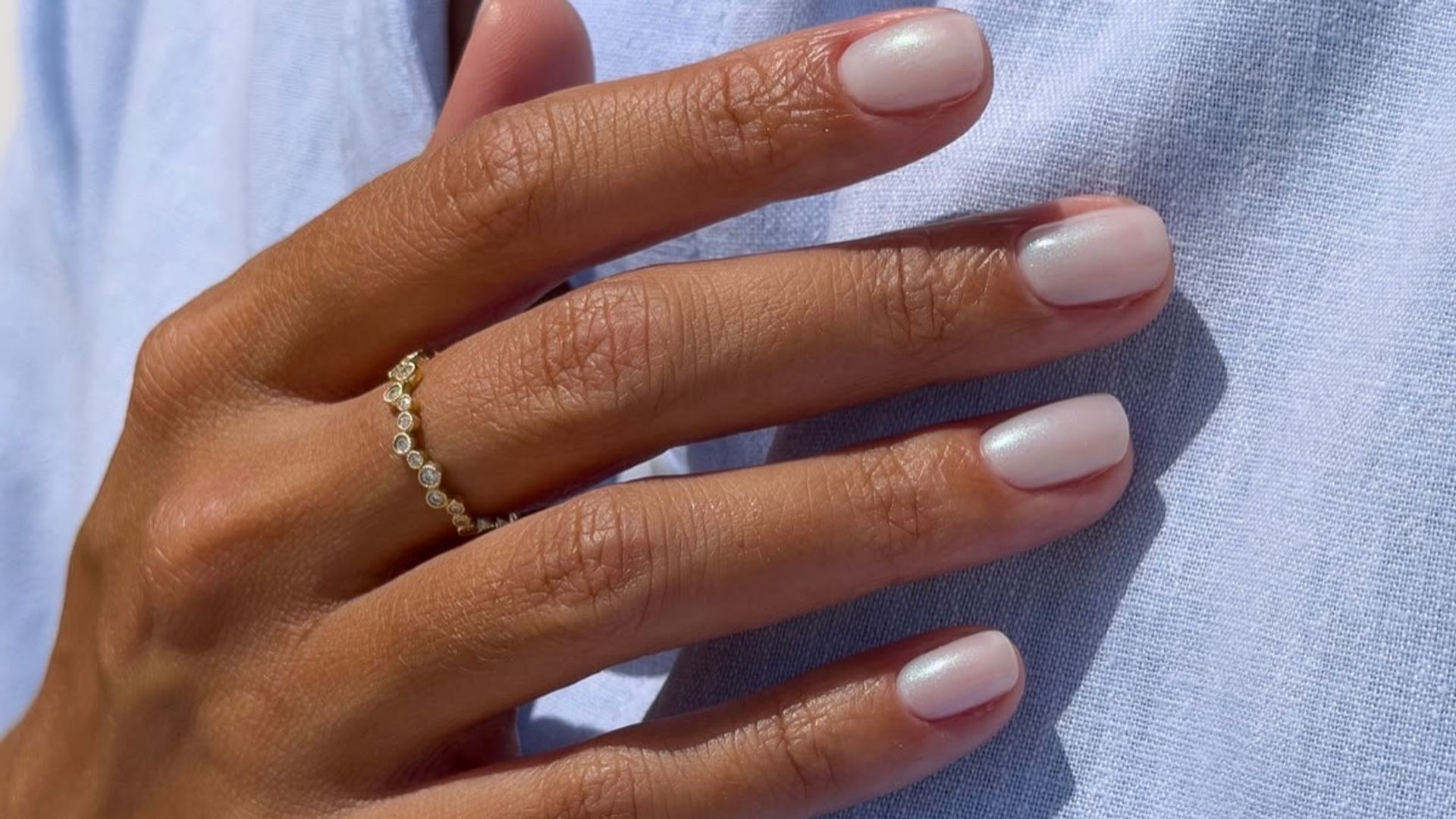 Manicura clean sobre camisa azul