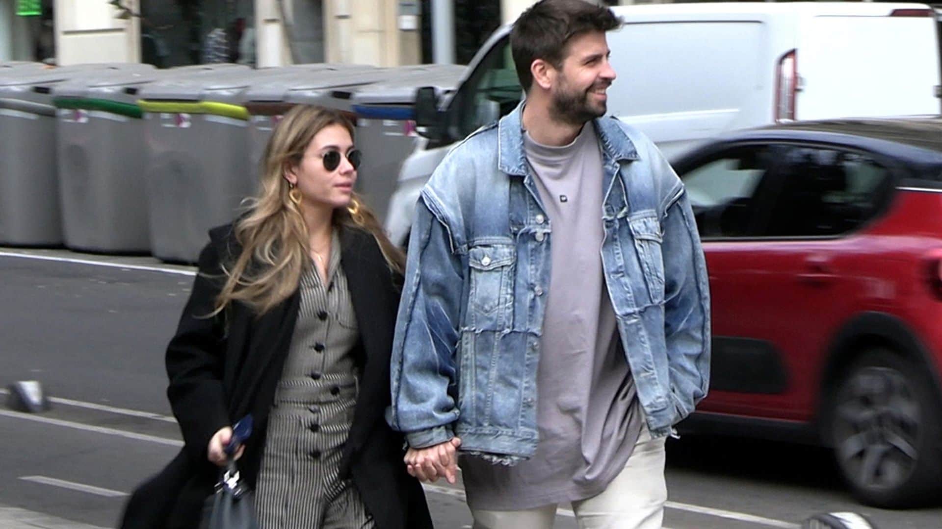 Piqué y Clara Chía, de la mano y sin parar de sonreír por las calles de Barcelona