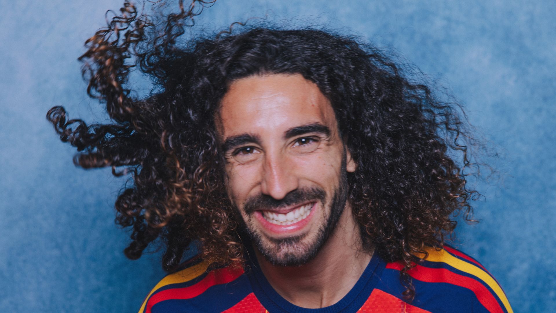 Cucurella mantiene a rajatabla una rutina exhaustiva de cuidados con su melena