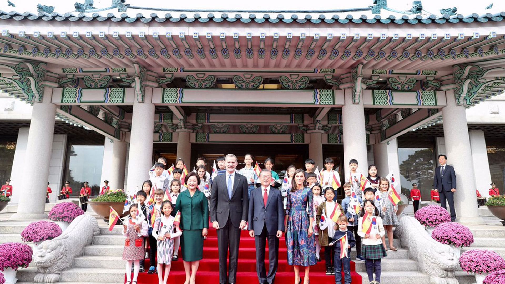 Una ofrenda floral y un caluroso recibimiento en la Casa Azul: los detalles de la primera visita de los Reyes a Corea del Sur