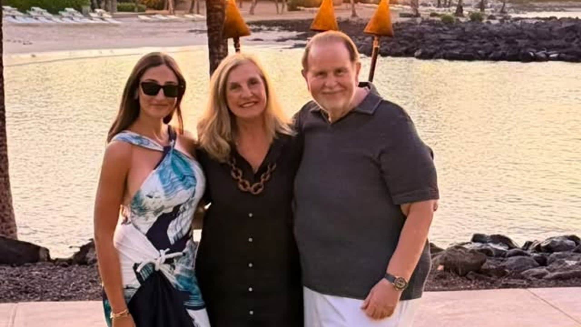 Raúl de Molina con su esposa e hija en Hawái.