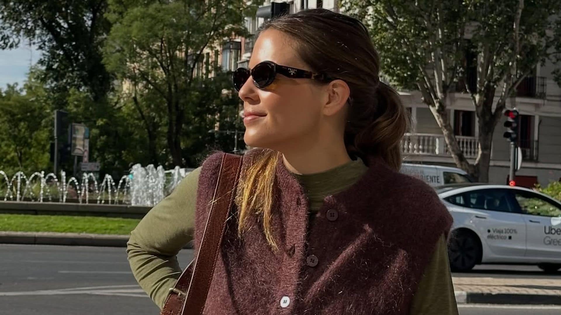 Isa Hernáez con pantalón de pana y chaleco de pelo en Madrid