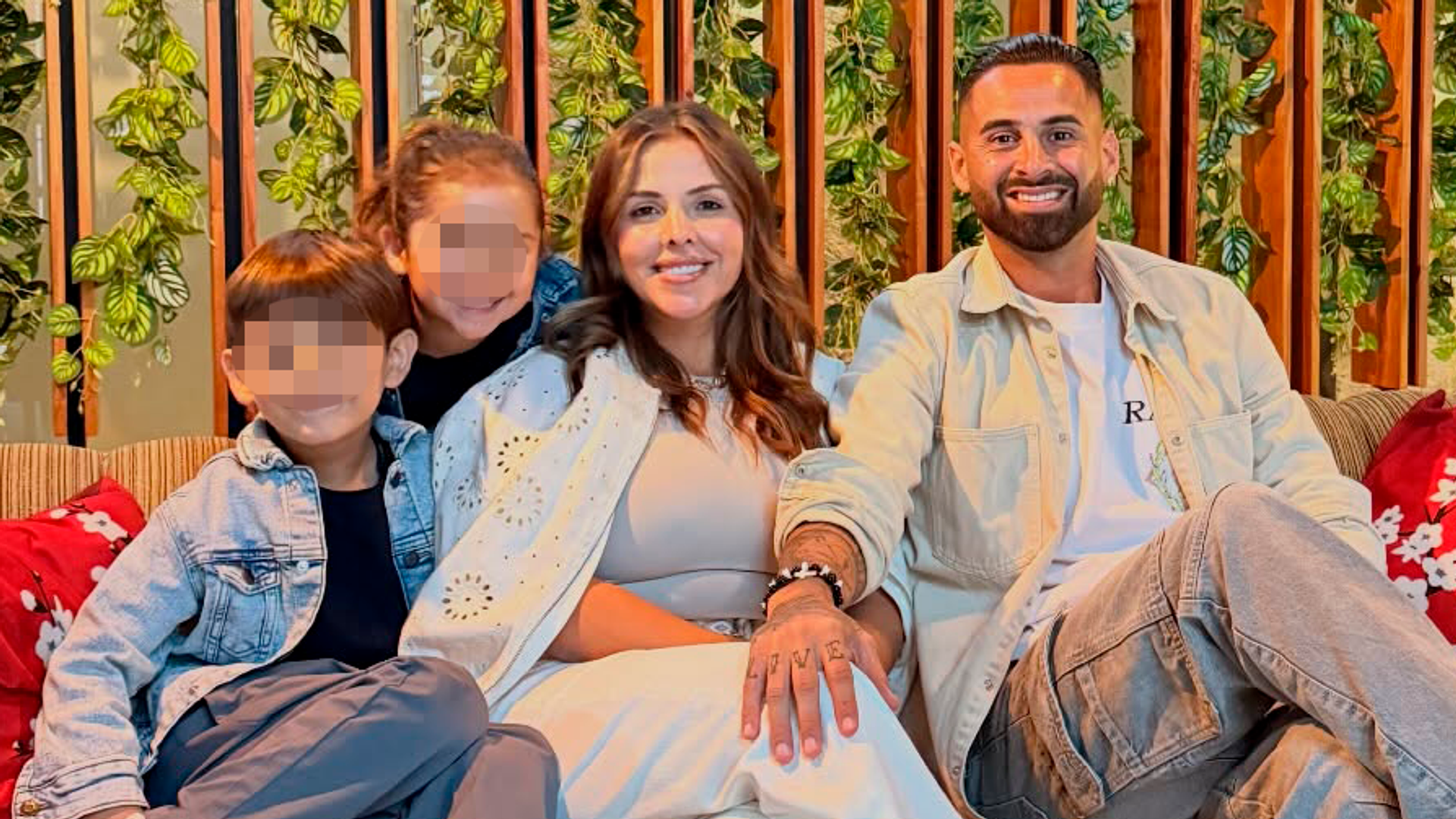 Lucas Trejo y su mujer con sus dos hijos