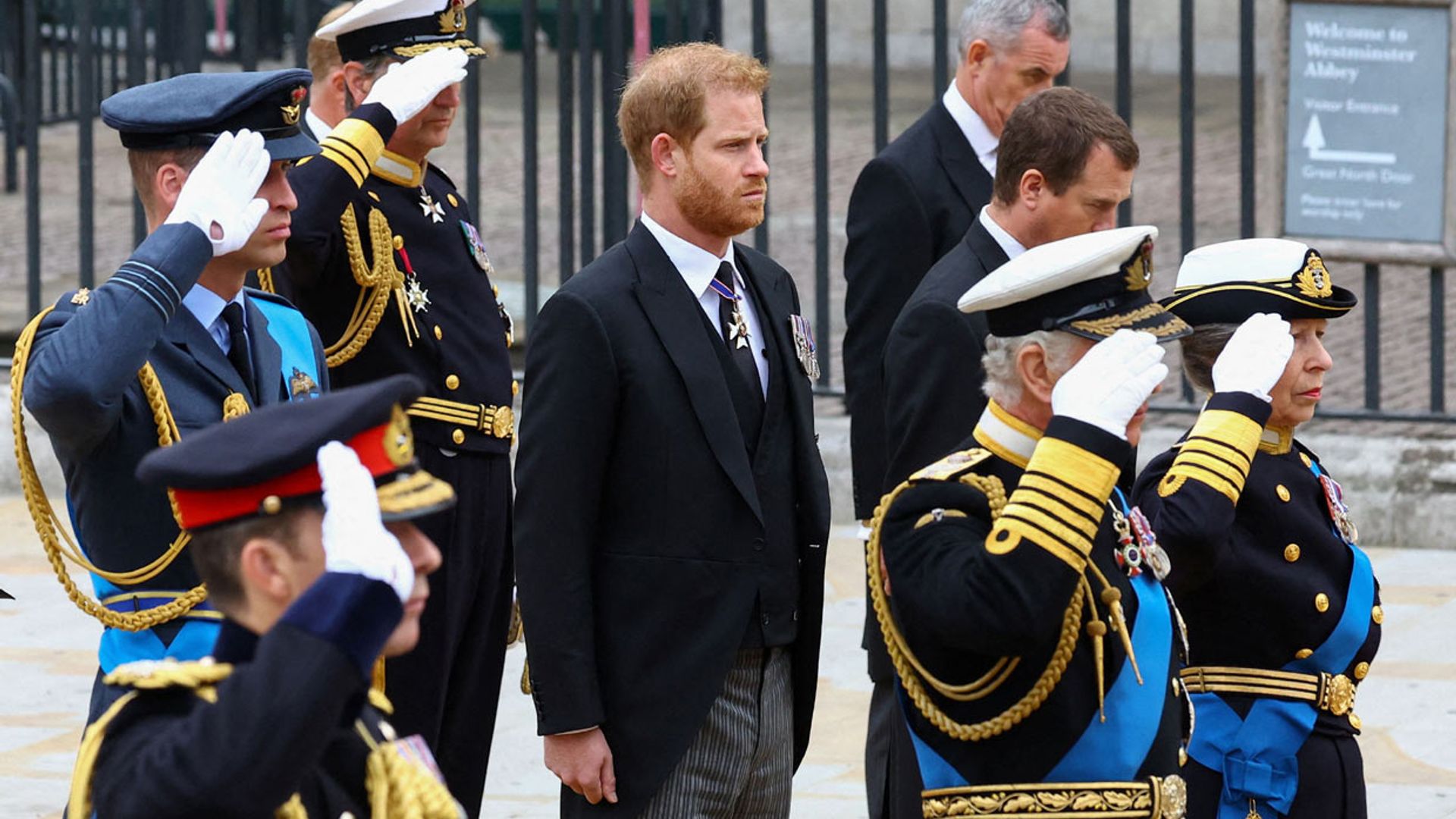 ¿Por qué el príncipe Harry no ha hecho el saludo a Isabel II igual que los demás?