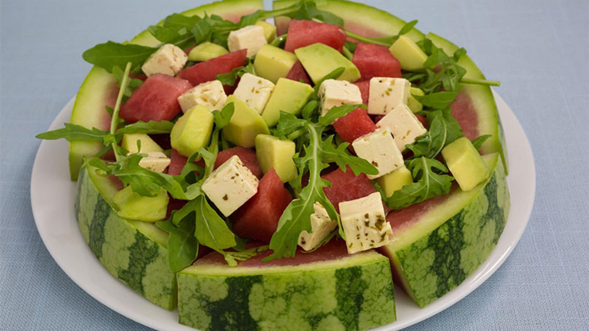 Ensalada de sandía con aguacate y queso