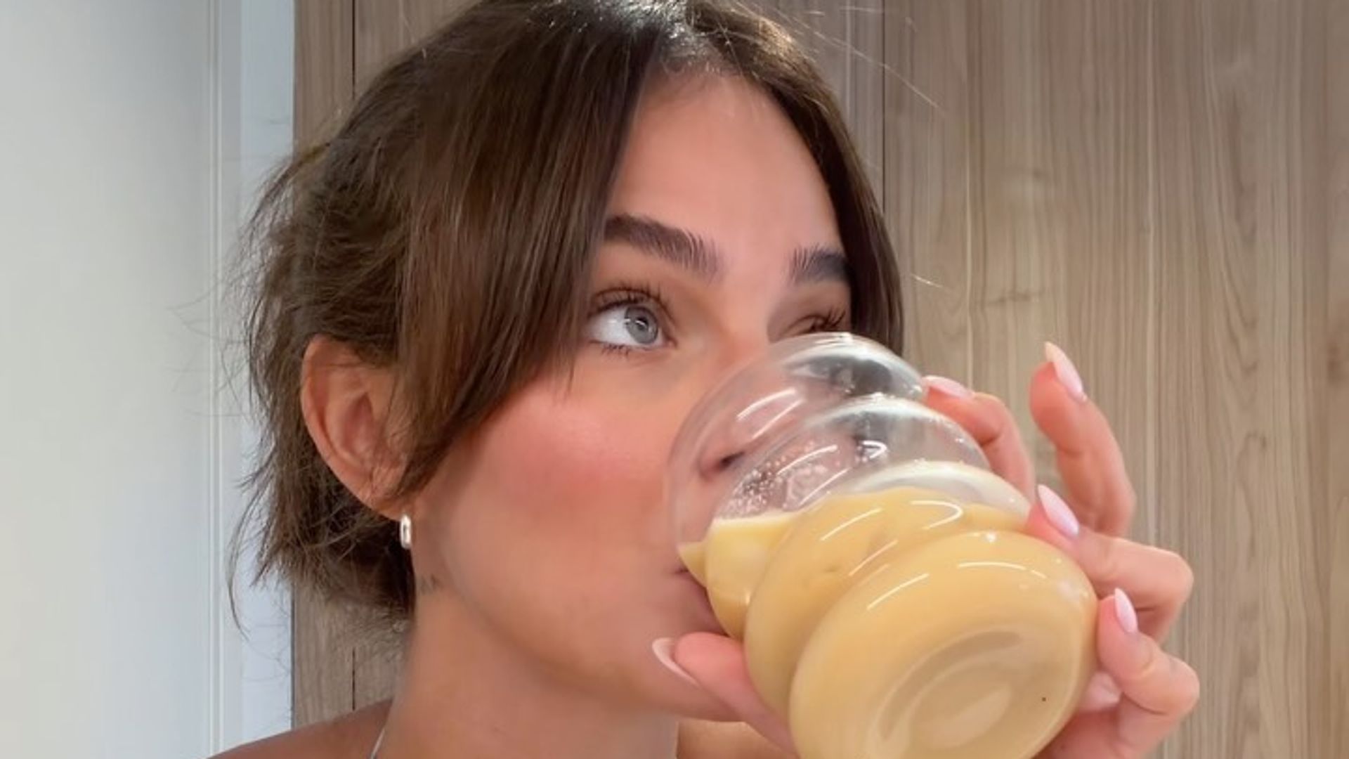 laura escanes con un batido