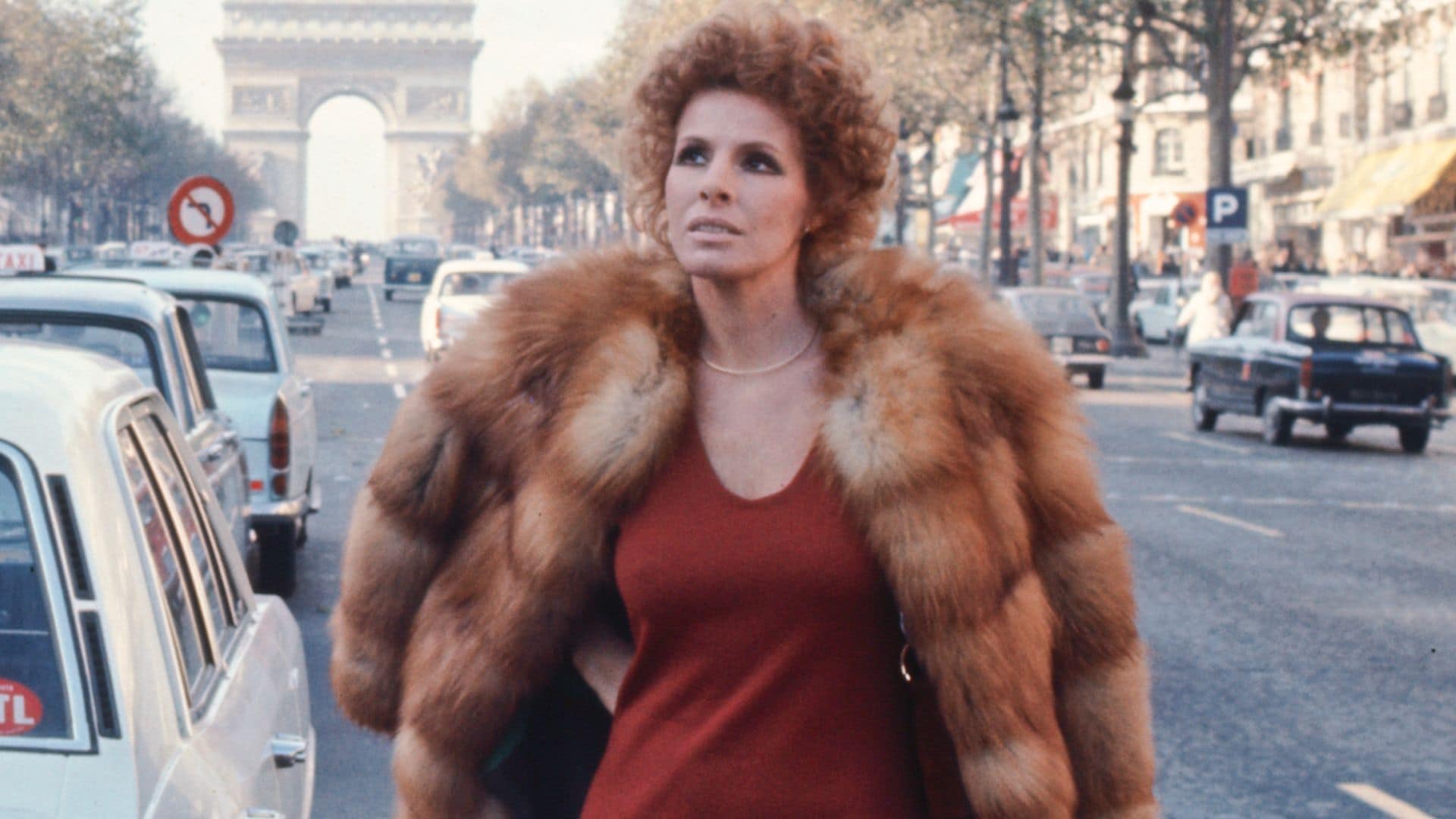 Ornella Vanoni caminando en los Campos Elíseos