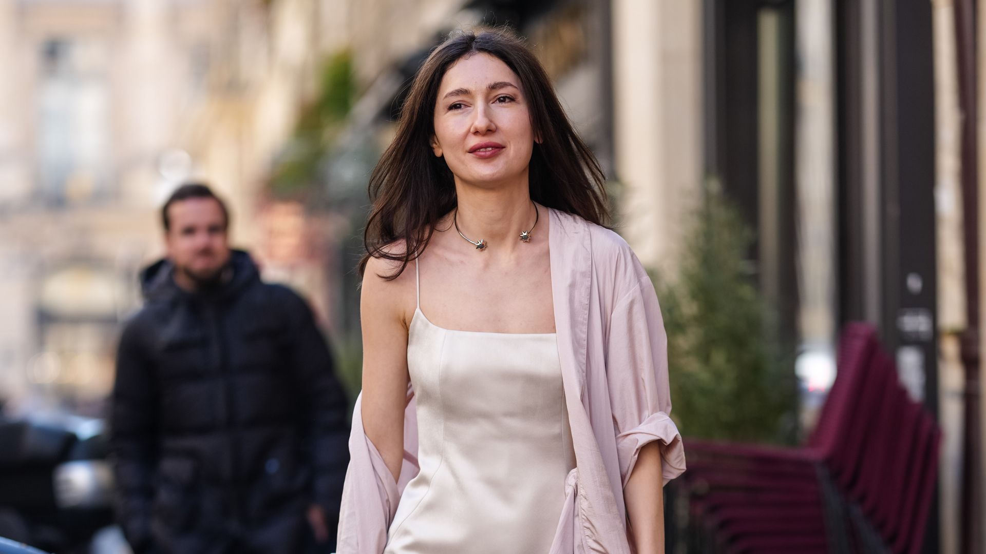 Los vestidos lenceros de Zara y Mango que solucionan todos los looks de primavera