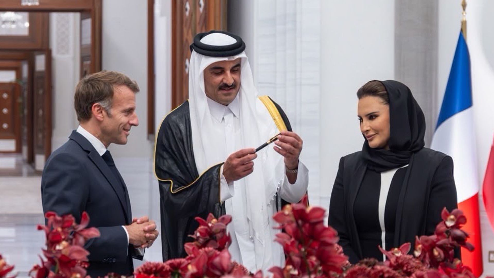 El presidente Emmanuel Macron, el emir de Catar y la jequesa