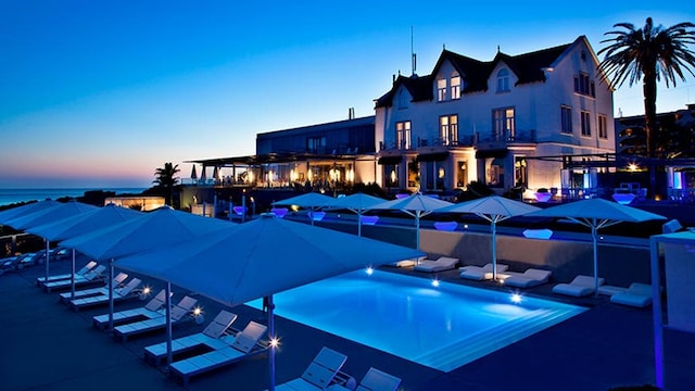 farol hotel night exterior