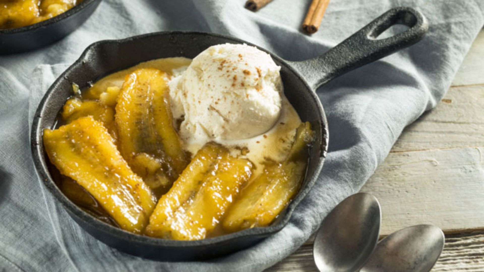 Plátano a la mantequilla con helado de vainilla