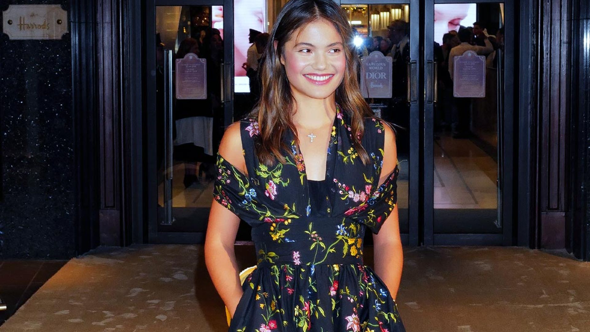 La tenista Emma Raducanu se adelanta a la Navidad en una noche mágica y muy glamurosa en Londres
