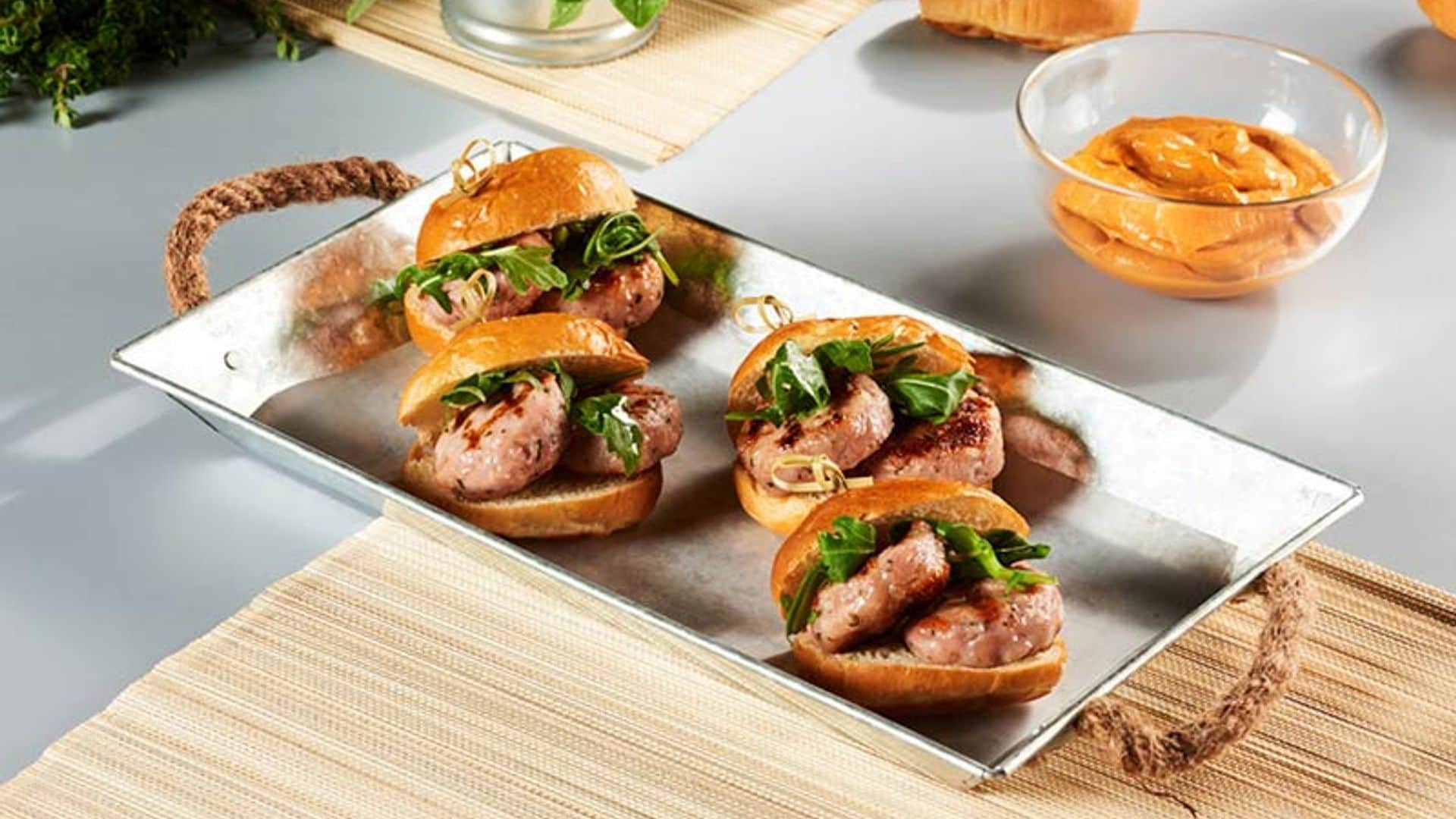 Pulgas de hamburguesas de conejo con rúcula y salsa brava