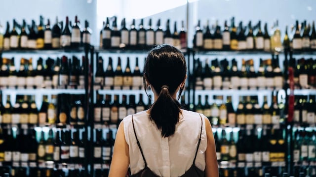 getty mujer mirando vino