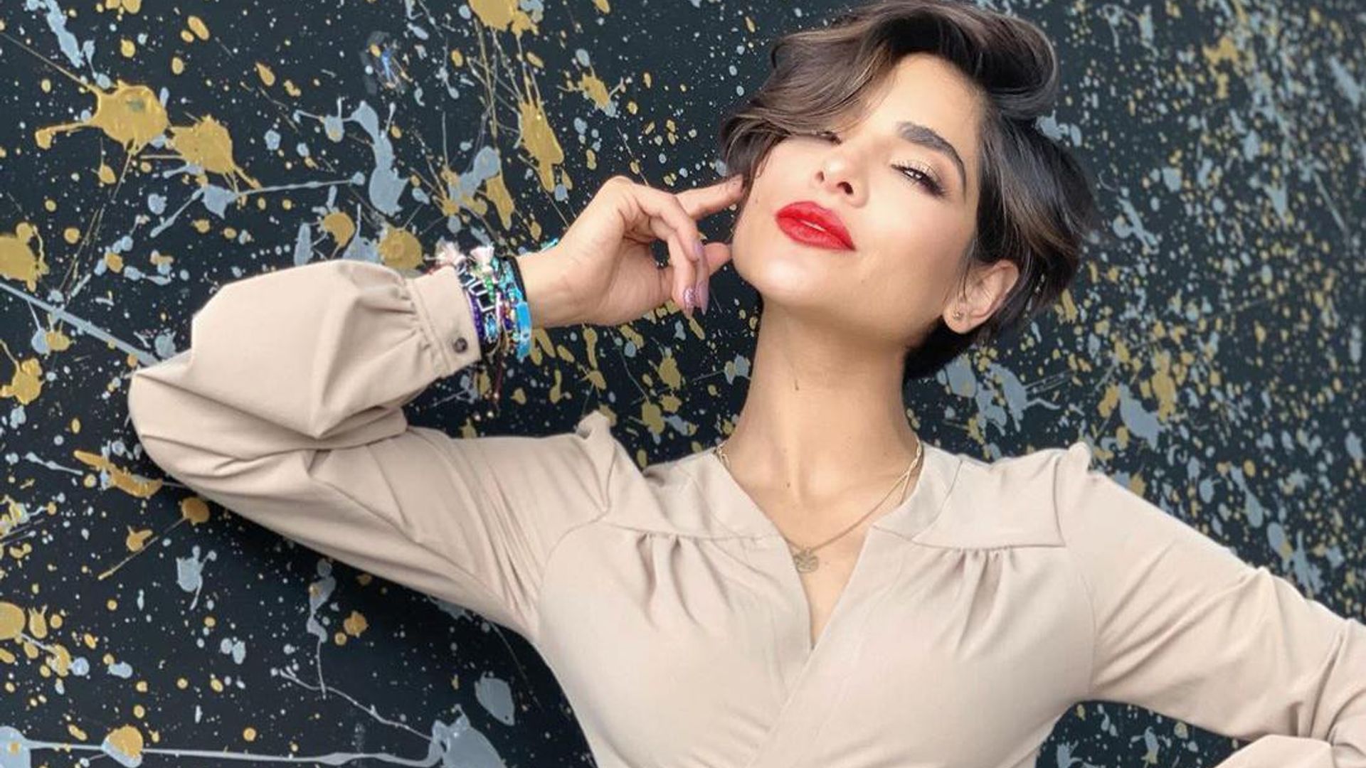 Alejandra Espinoza recluta a sus cinco hermanas como modelos de su línea de ropa