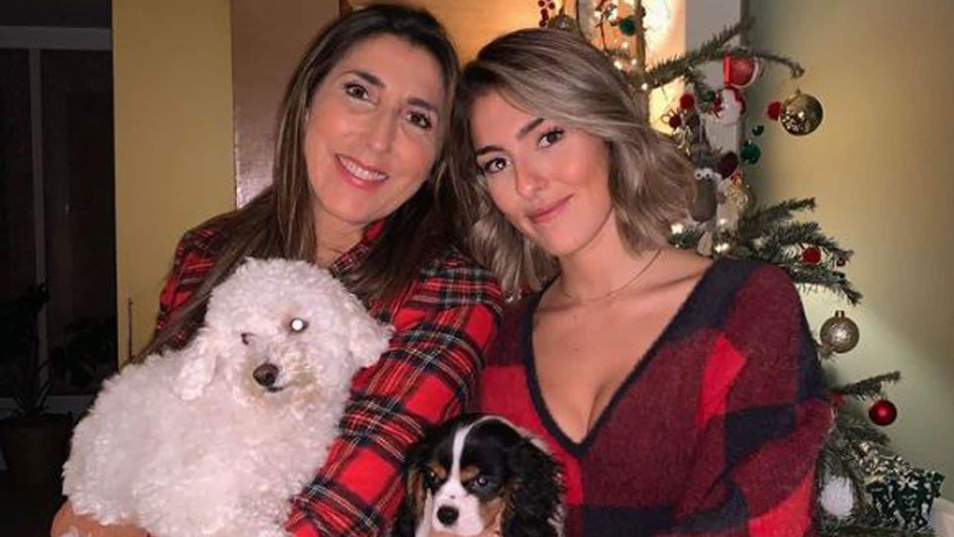 Villancicos, renos y muchas carcajadas, Paz Padilla y Anna Ferrer ponen el árbol de Navidad con sus mascotas