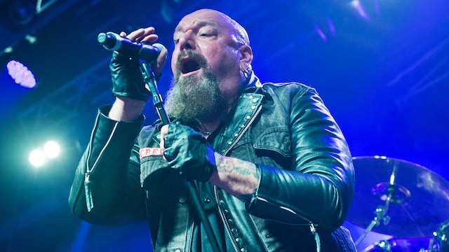 Paul Di'Anno, cantando en un concierto