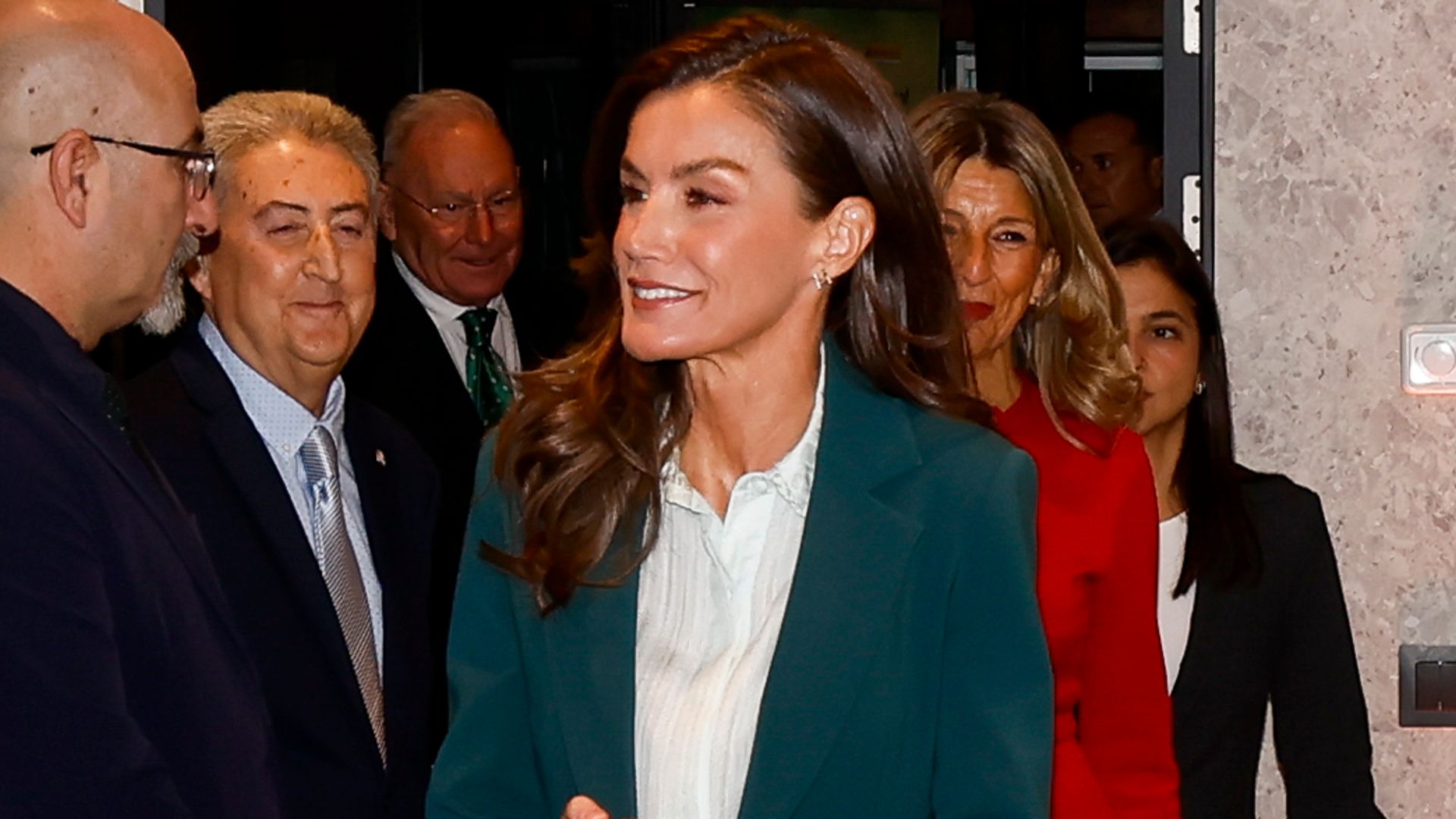 La reina Letizia vuelve a recurrir a su look como mejor herramienta de comunicación: de los diamantes y el terciopelo al traje de chaqueta
