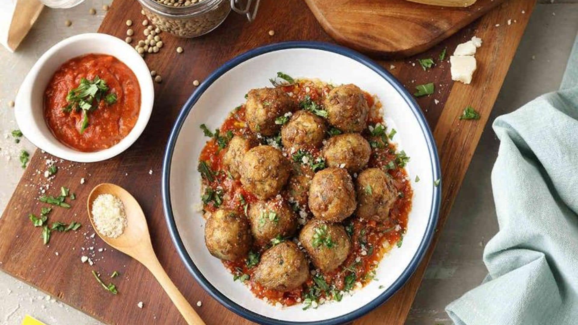 Albóndigas de lentejas con salsa de tomate y romero