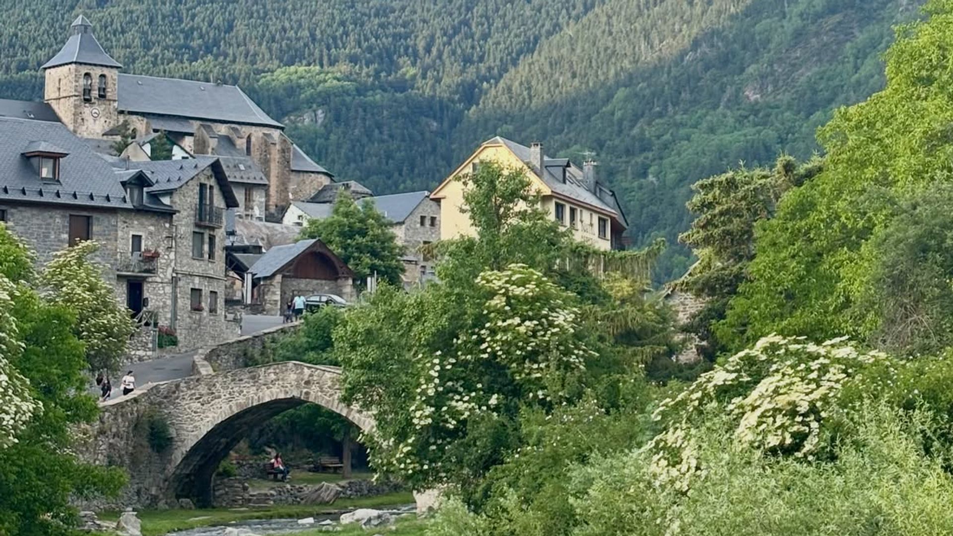 El encantador pueblo del Pirineo aragonés que es un paraíso de montaña y cuenta con un festival de música sobre el lago