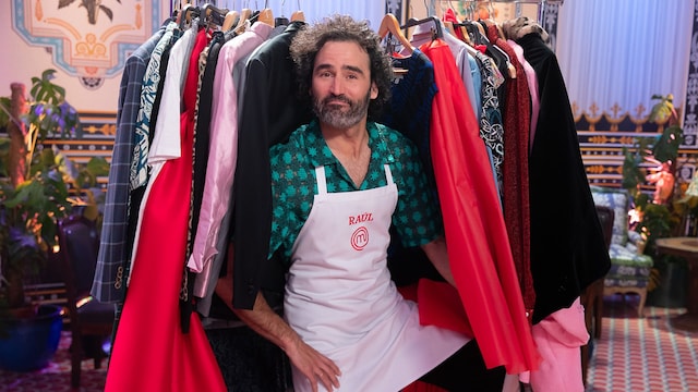 Raúl Gómez posa divertido durante la presentación de MasterChef Celebrity 9