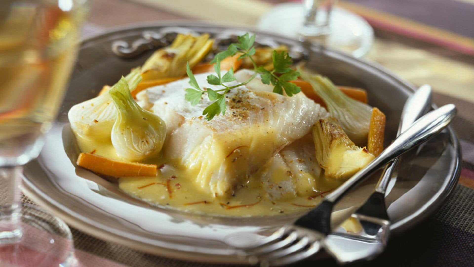 Lubina con verduras y salsa de azafrán