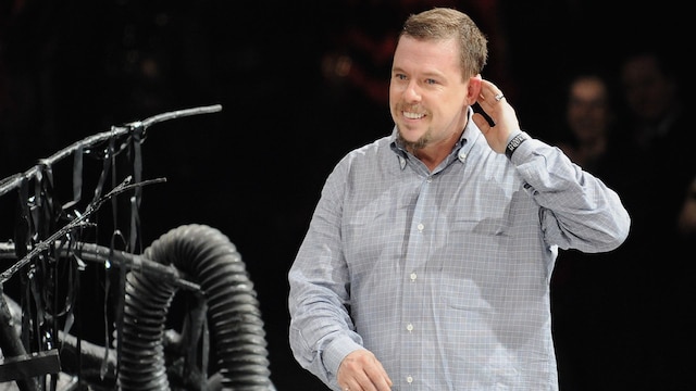 El diseñador  Alexander McQueen 