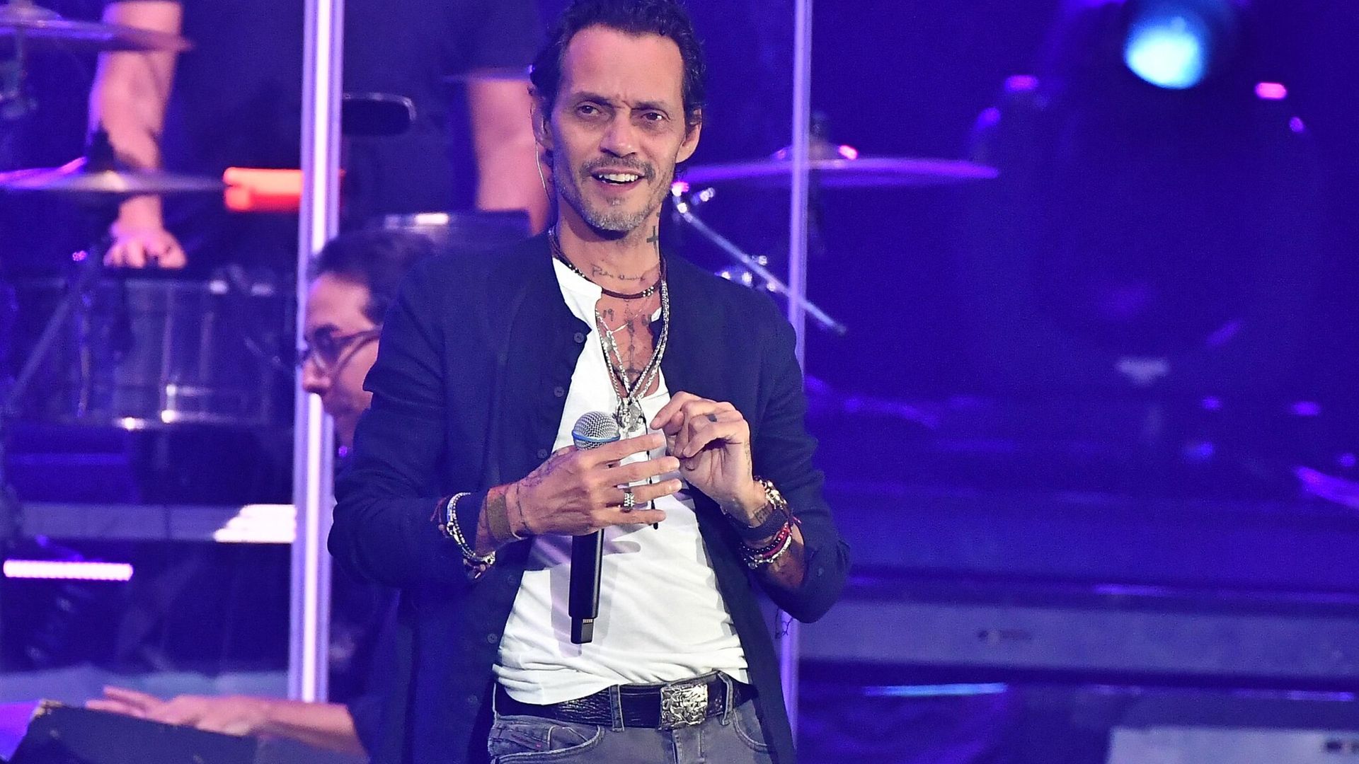 Marc Anthony compra exhibición de arte completa y ni te imaginas cuánto pagó