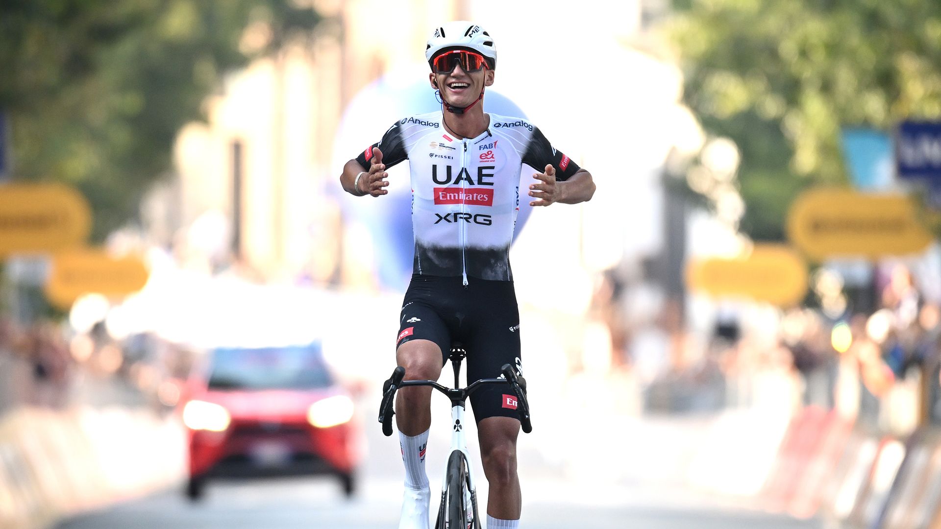 El mexicano Isaac del Toro hace historia en el Tour de Francia: conquista el tercer lugar