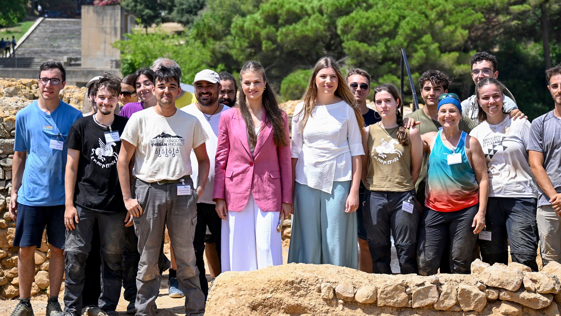 La princesa Leonor y la infanta Sofía cambian el fútbol por la historia en su visita a Empúries