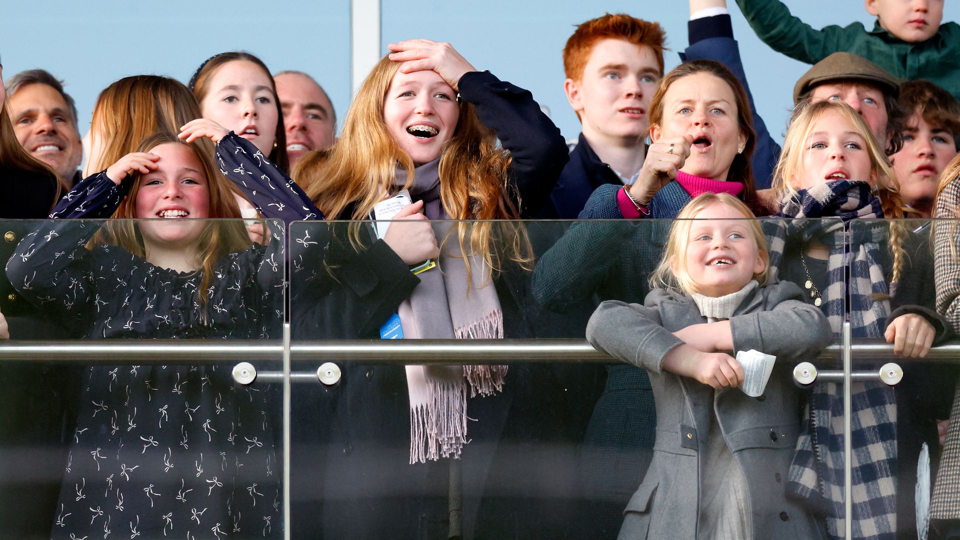 La pequeña Lena acompañó a la familia a una carrera de Año Nuevo