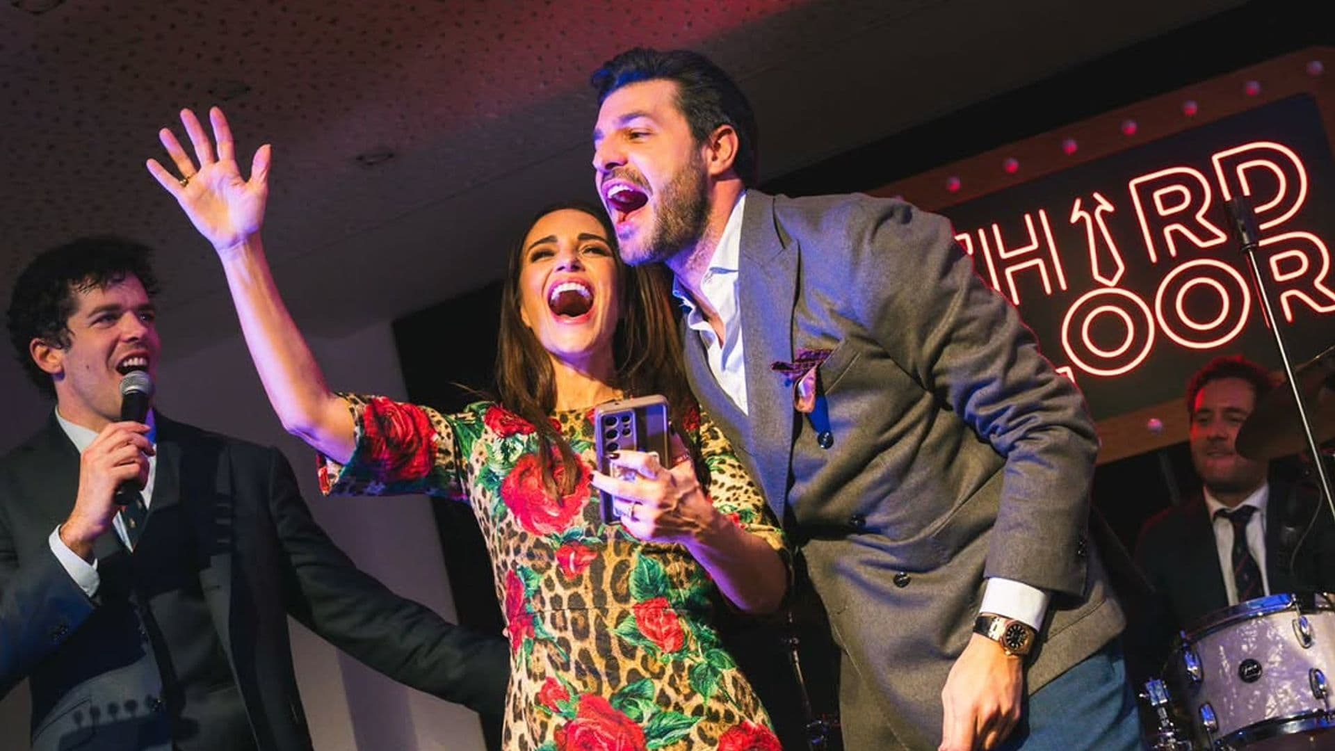 Miguel Torres, como nunca le habíamos visto, cantando con Paula Echevarría en su fiesta por su 40 cumpleaños: “Para quedarse en la memoria”