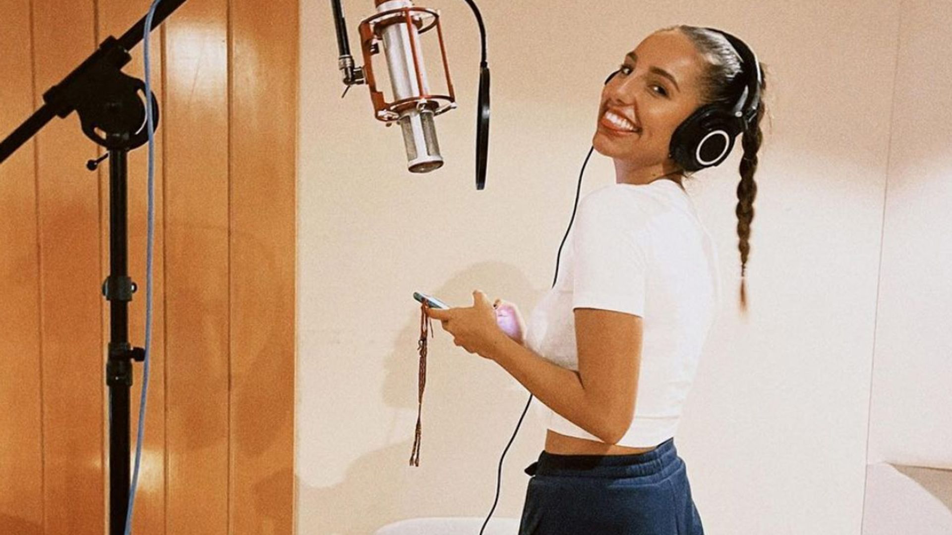 Luna, la nieta de 26 años de Joan Manuel Serrat, debuta como actriz y estrena su primera canción