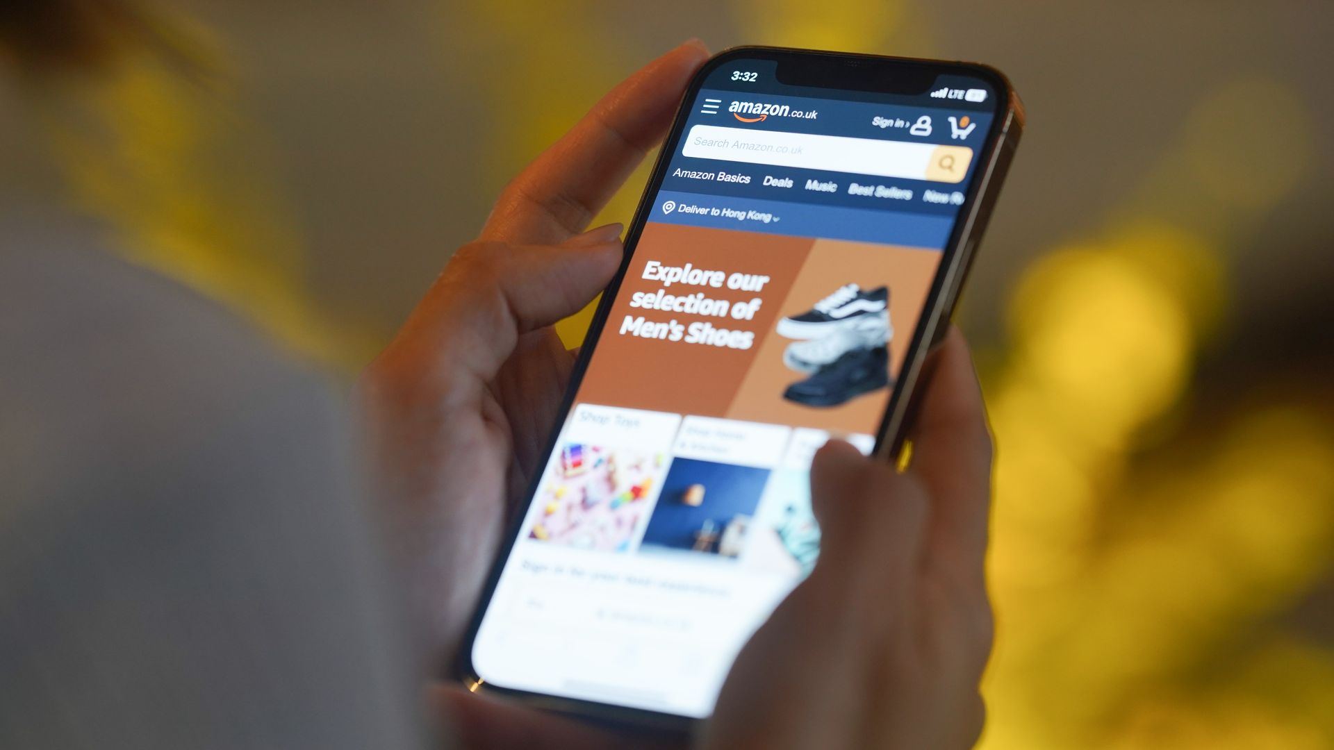 Mujer comprando en Amazon a través del teléfono móvil en un plano detalle de la pantalla.
