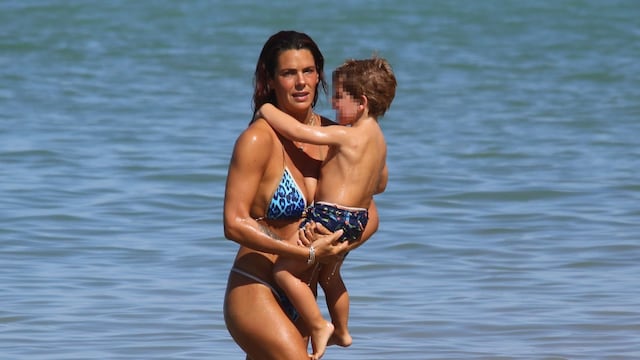 Laura Matamoros en la playa de Caños de Meca junto a sus hijos a 17 de agosto de 2024 en Cádiz