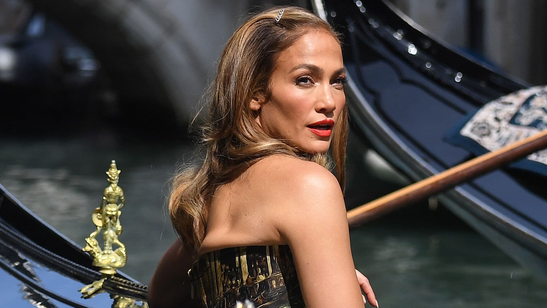 Jennifer Lopez en el Festival de Venecia 2021 subida a una góndola