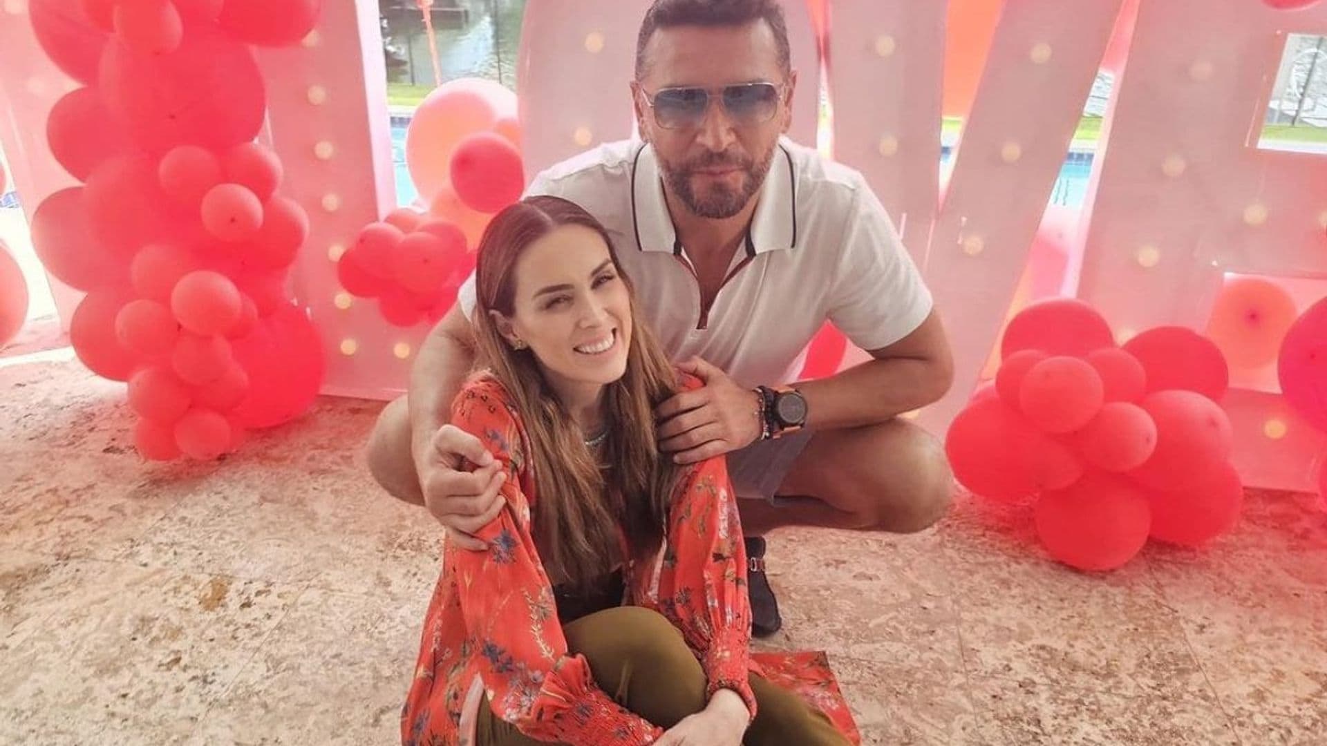 Enamorados, Jacky Bracamontes y Martín Fuentes celebran 12 años de amor