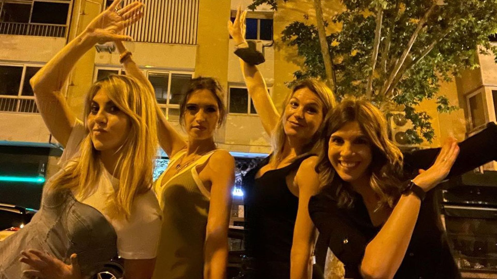 Sara Carbonero disfruta de una noche de 'verano' con sus amigas de laSexta