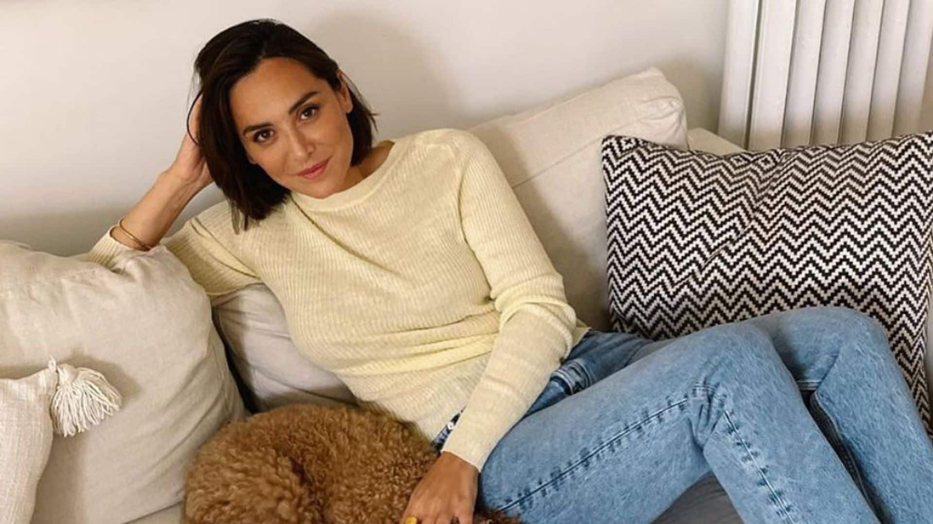La 'bomber' minimalista de Zara que Tamara Falcó ha estrenado en su escapada romántica a Amalfi