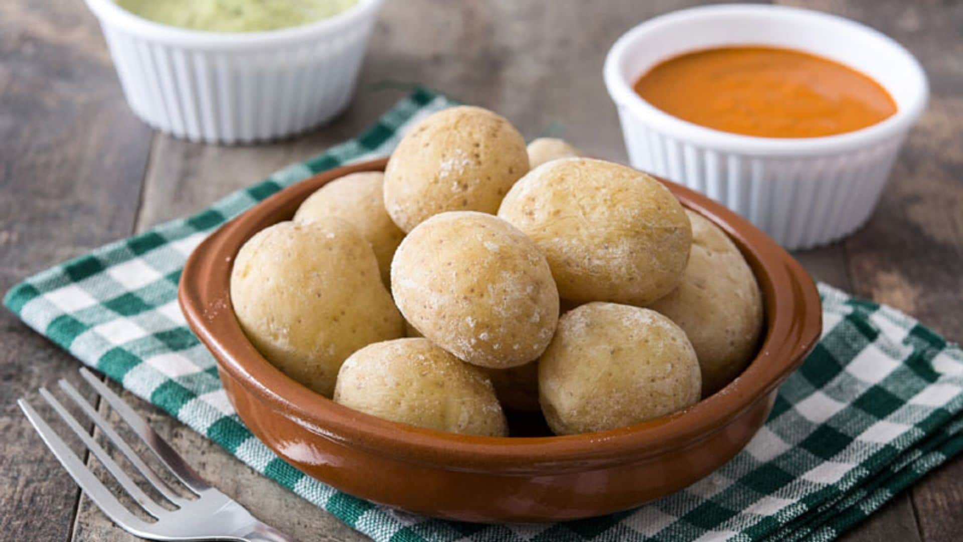 Papas arrugadas con dos mojos