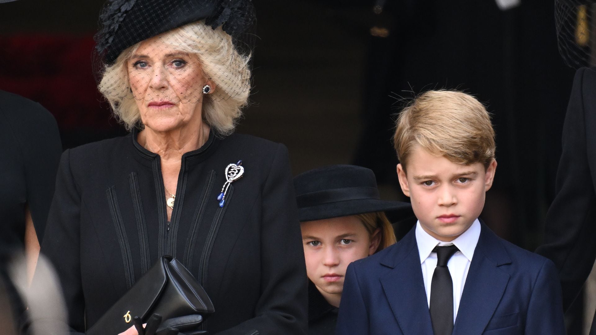 La reina Camilla, la princesa Charlotte y el príncipe George en el funeral de Isabel II 